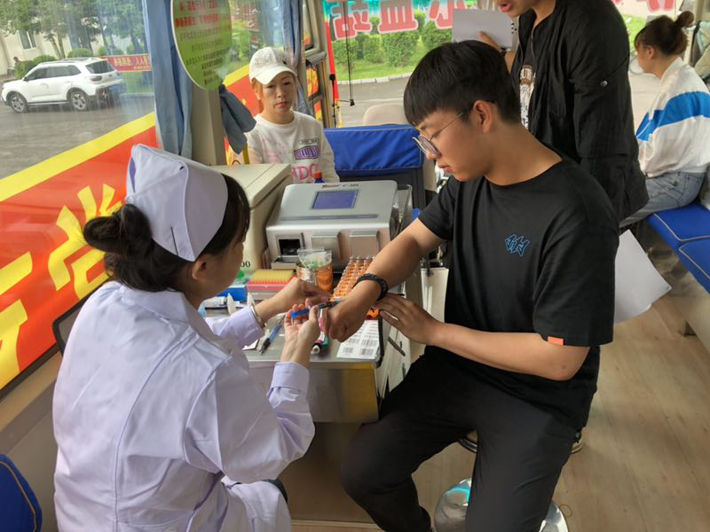 愛心凝聚力量_奉獻(xiàn)鑄就青春 愛心凝聚力量_奉獻(xiàn)鑄就青春
